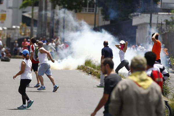 الرئيس الفنزويلي يعلن فوز معسكره ودعوات لمزيد من الاحتجاجات