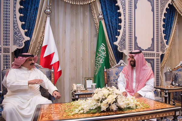 الأمير محمد بن سلمان والعاهل البحريني حمد آل خليفه خلال جلسة مباحثات