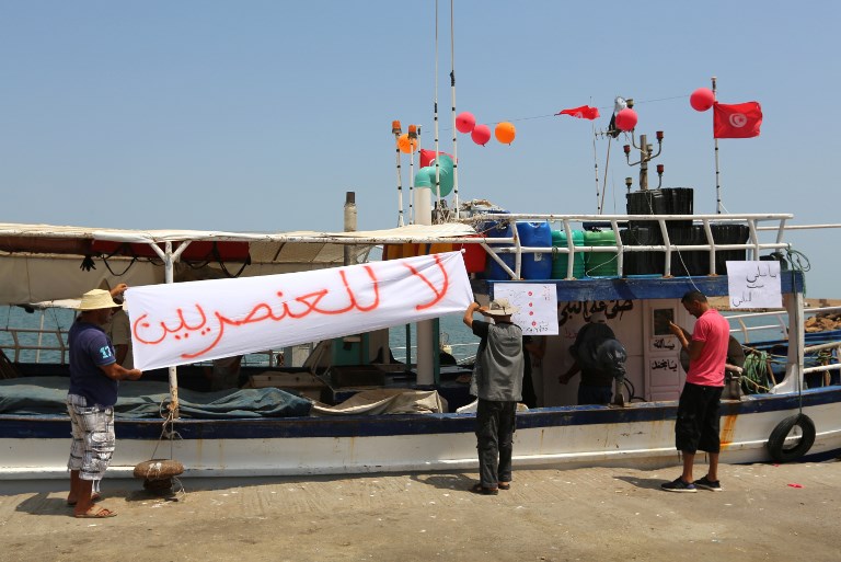 صيادون يتجمعون في مرفأ تونسي ضد سفينة مناهضين للهجرة