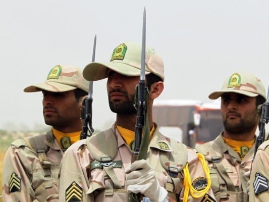 جندي إيراني يفتح النار على زملائه... يقتل 4 ويصيب 8