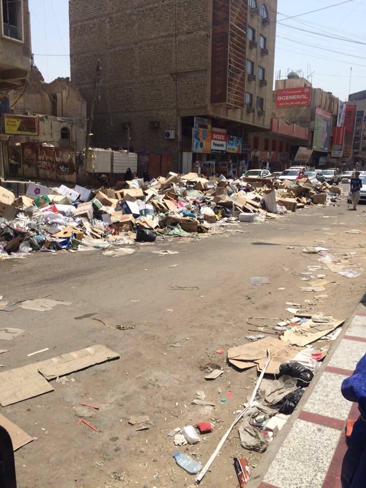 اكوام النفايات في شارع الكويت بالبصرة