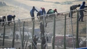 73 مهاجرًا يخترقون السياج الحدودي المؤدي إلى سبتة