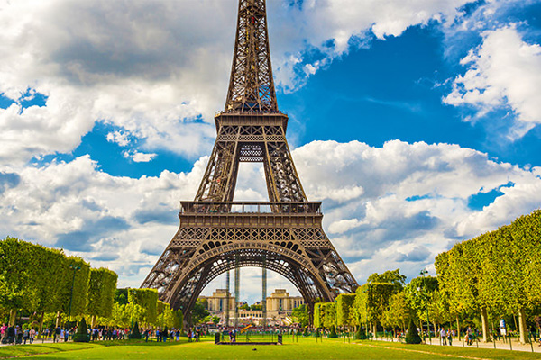 فرنسا تحتفظ بلقب الوجهة السياحية الأولى في العالم