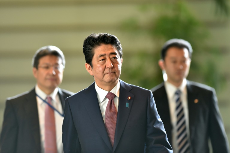 رئيس الوزراء الياباني يجري تعديلا حكوميا ليستعيد شعبيته