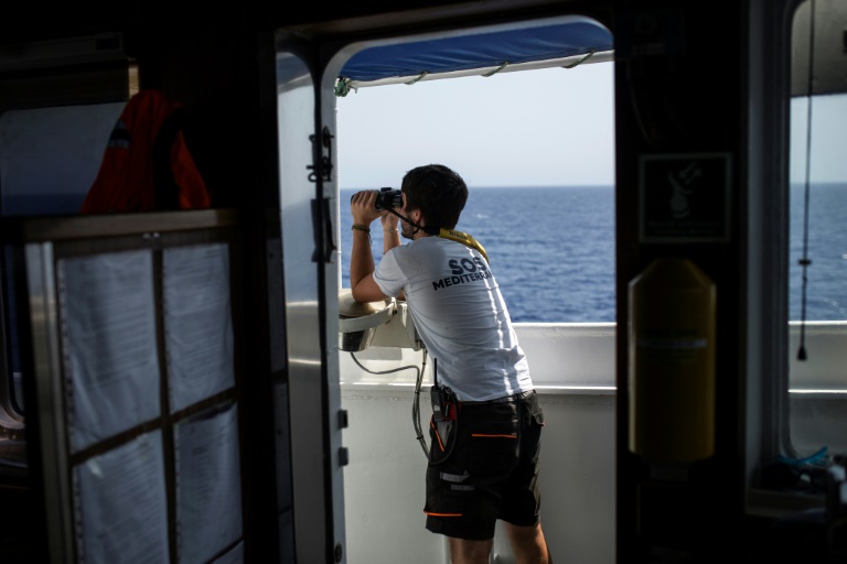 خفر السواحل الليبي يحتجز لساعتين سفينة إسبانية لإنقاذ المهاجرين