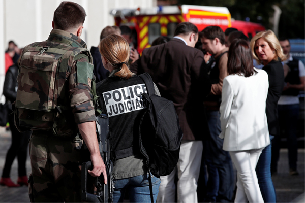سيارة تصدم عسكريين في ضاحية باريس