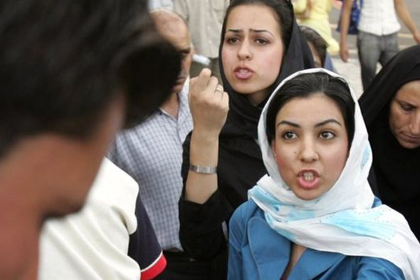 نساء إيرانيات يكرهن غطاء الرأس