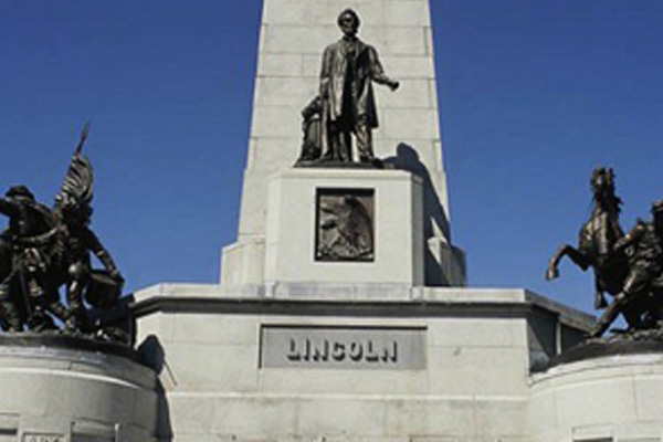 مجهولون يخربون نصب لينكولن في واشنطن