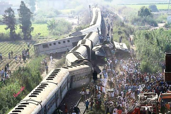 مطالب بإقالة وزير النقل المصري بعد مقتل 41 شخصًا في تصادم قطارين