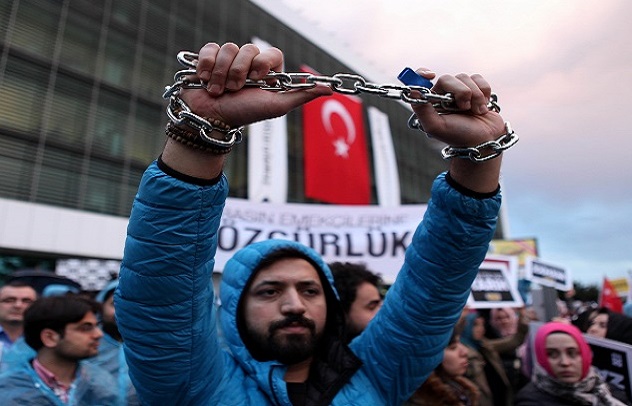 مذكرات توقيف في تركيا بحق 35 صحافيا بتهمة الارتباط بغولن
