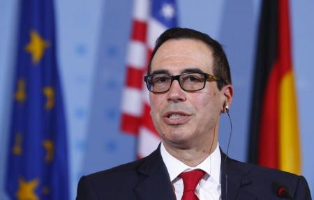 وزير الخزانة الأميركي يدافع عن ترمب في شأن شارلوتسفيل