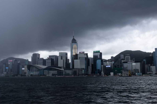 هونج كونج تستعد لإستقبال العاصفة العاتية «هاتو»