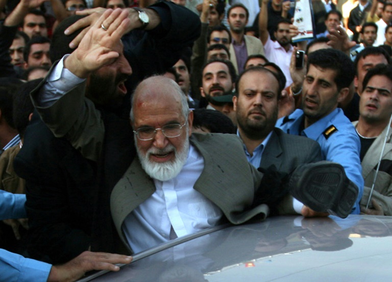 نقل زعيم المعارضة الايرانية مهدي كروبي االى المستشفى غداة اضرابه عن الطعام