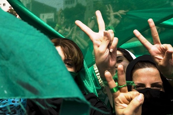 هل تقف إيران على شفير ثورة خضراء جديدة؟