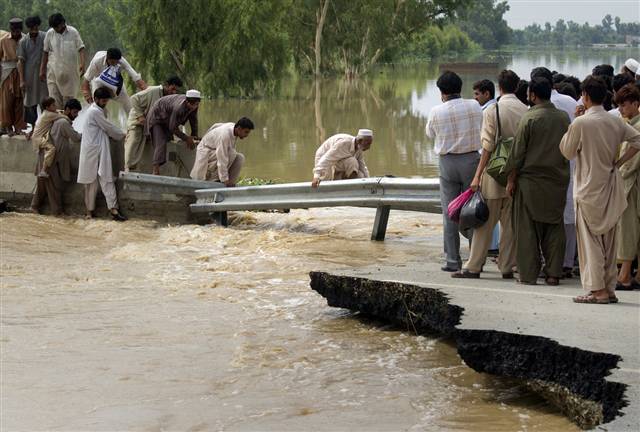 الفيضانات تودي بحياة 700 شخص في جنوب آسيا