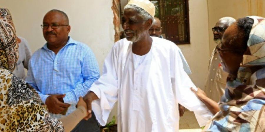 ناشط سوداني يؤكد إثر الإفراج عنه استمراره في النضال الحقوقي