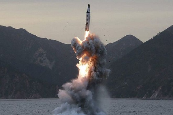 كوريا الشمالية تُطلق صاروخًا فوق اليابان