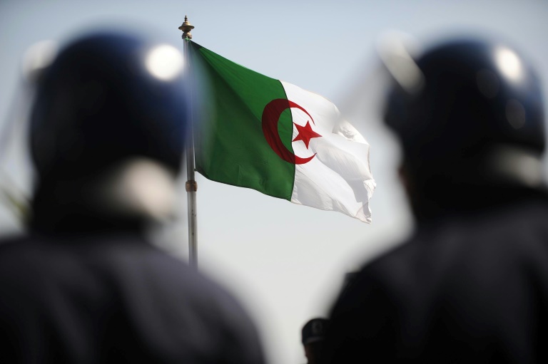 مقتل عنصري شرطة في تفجير انتحاري أمام مديرية أمن في الجزائر