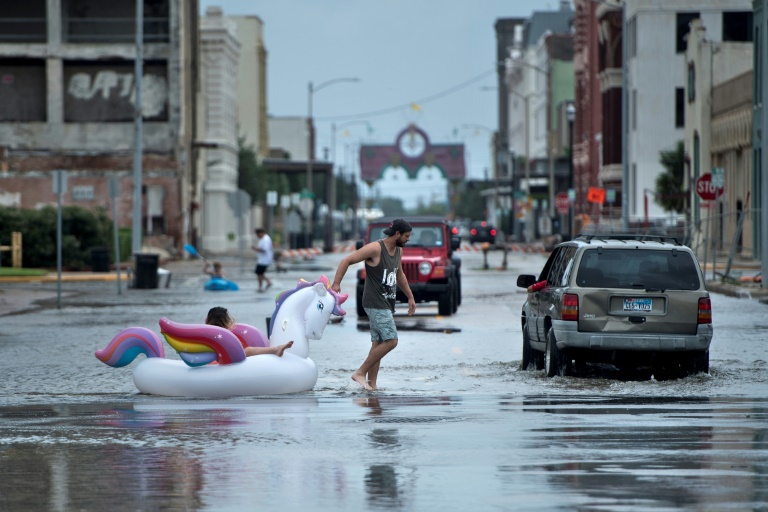 الإعصار هارفي يضرب تكساس بأمطار غزيرة
