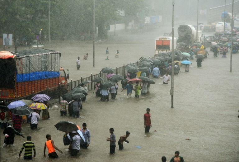 الامطار الغزيرة والفيضانات تشل بومباي