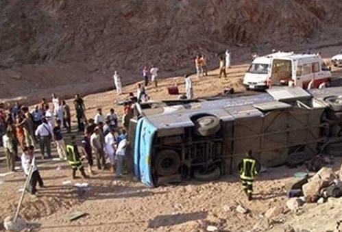 حادث انقلاب حافلة من جسر في مصر يودي بحياة 14 شخصا