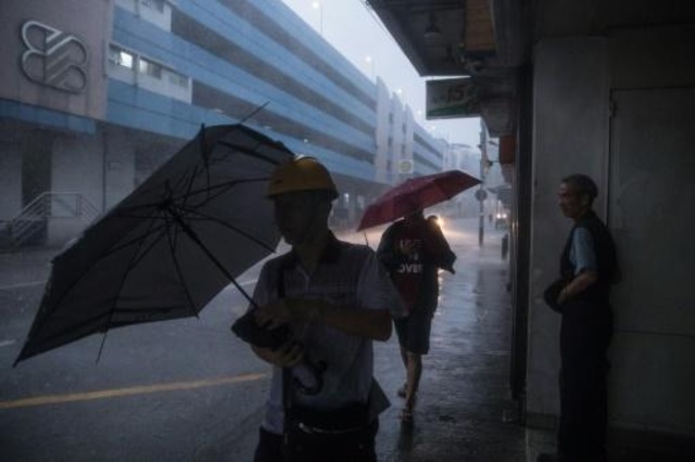 عاصفة تضرب هونغ كونغ وماكاو بعد الإعصار المدمّر هاتو