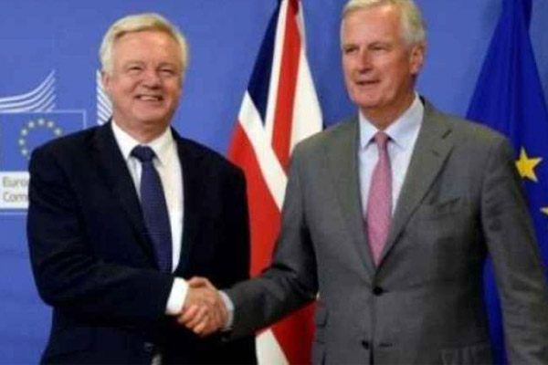 الاتحاد الاوروبي يطلب من بريطانيا «بدء التفاوض بجدية»