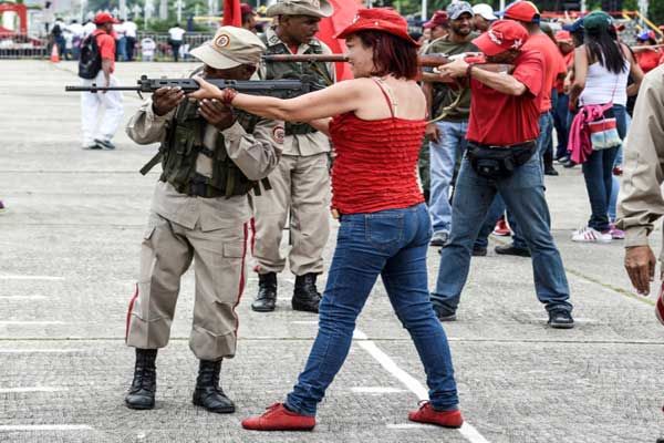 الفنزويليون يتعلمون القتال لمواجهة التهديد الأميركي
