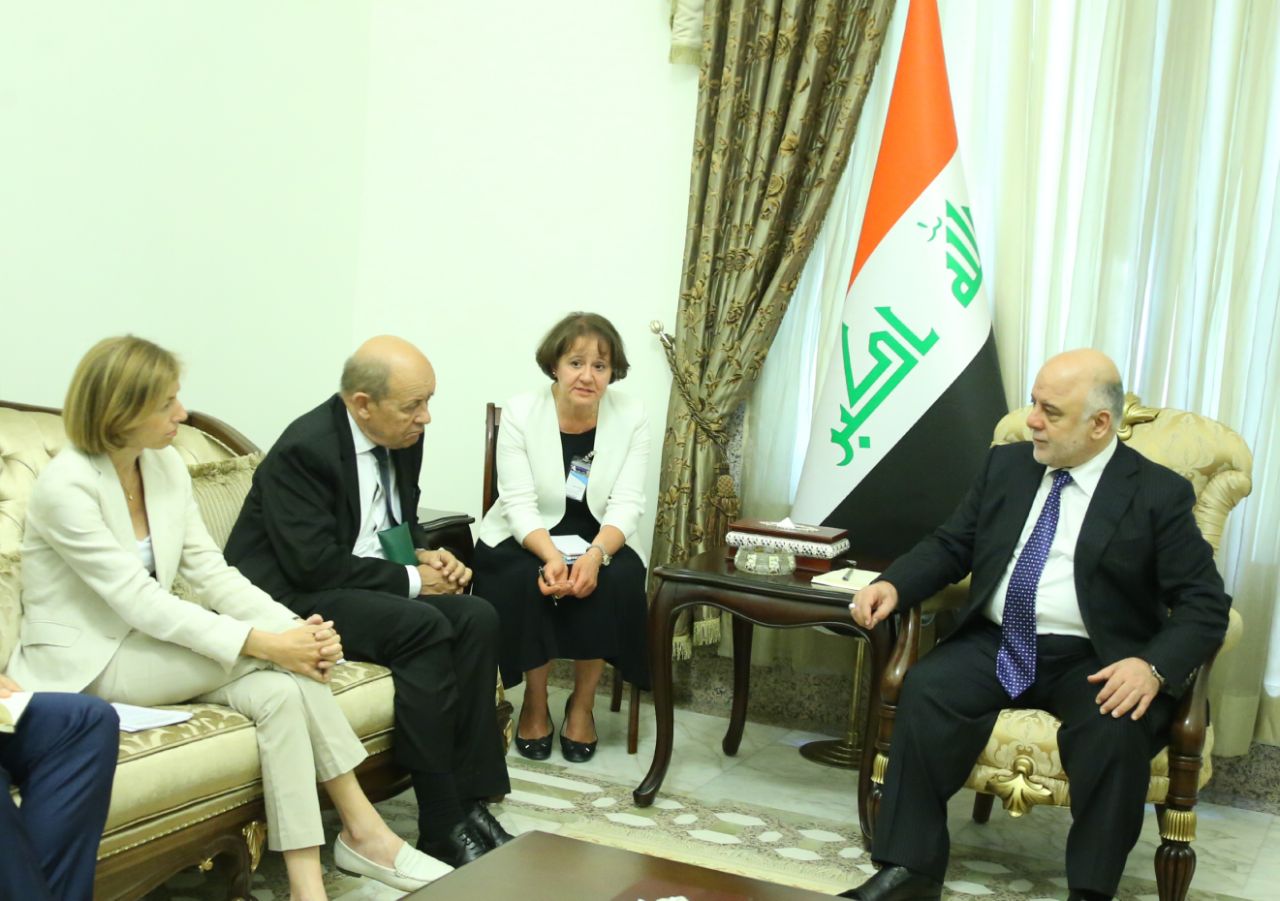 رئيس الوزراء العراقي حيدر العبادي ووزيرا الخارجية والدفاع الفرنسيان