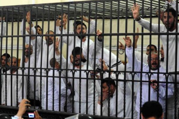 الحكومة المصرية تعتزم فصل آلاف الموظفين المتهمين بالإرهاب