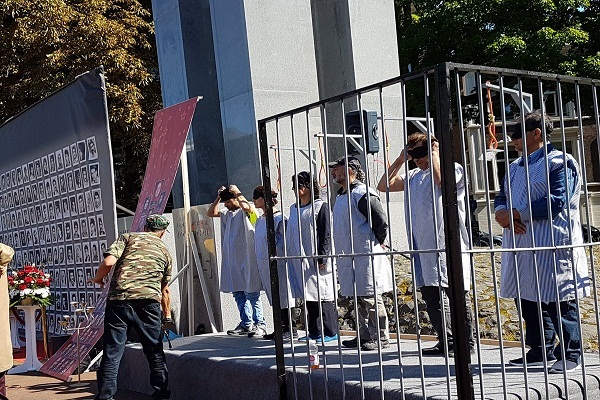 متظاهرون في لاهاي يشخصون عمليات اعدام الناشطين السياسيين في ايران