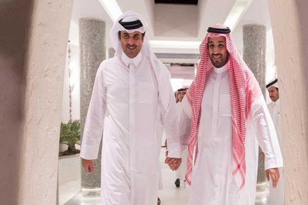 أمير قطر يتصل بولي العهد السعودي: راغبون بالحوار