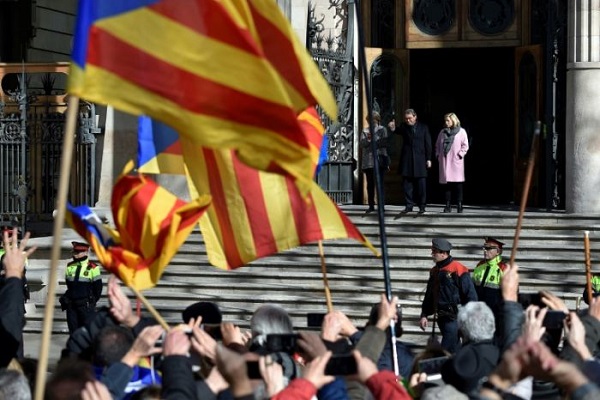 اسبانيا ستلاحق قادة كاتالونيا قضائيا بعد الدعوة لتنظيم استفتاء حول الاستقلال