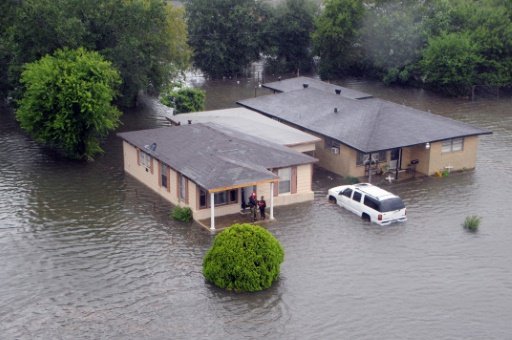 في غياب التأمين المنكوبون بسبب الاعصار هارفي يلتفتون الى الدولة