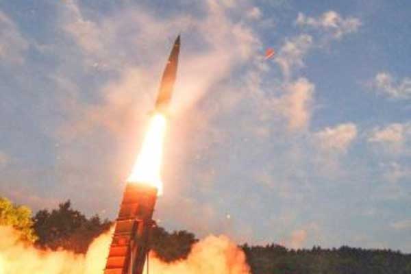 صورة وزعتها وزارة الدفاع الكورية الجنوبية لمناورات صاروخية أجرتها بالذخيرة الحية