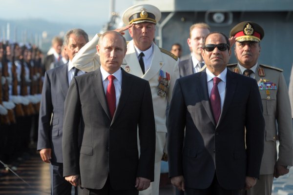 الرئيس الروسي يزور مصر ويتوقع عودة رحلات الطيران