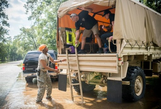 عدد من سكان تكساس فضلوا البقاء في بيوتهم وتحدي العاصفة
