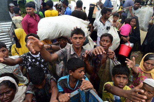 المواطنون البنغلاديشيون الفقراء يقدمون الطعام إلى الروهينغا