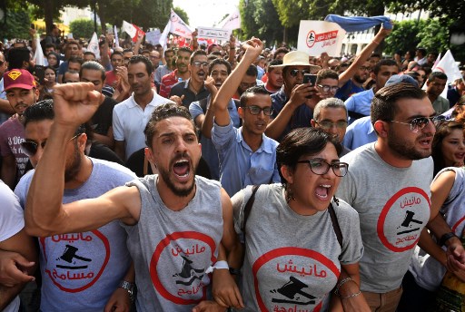 تونسيون يتظاهرون رفضا لقانون العفو عن متورطين في الفساد