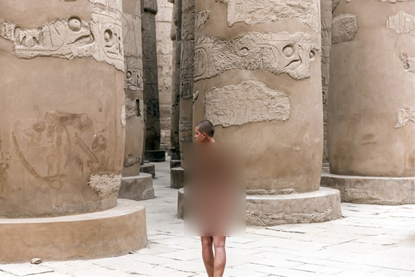 حسناء بلجيكية عارية بالأهرامات ومعبد الكرنك