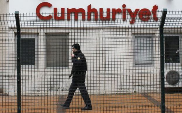 محكمة تركية تبقي عاملين في صحيفة 