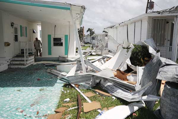 ترمب يزور فلوريدا الخميس ووفاة ثمانية مسنين نتيجة الاعصار