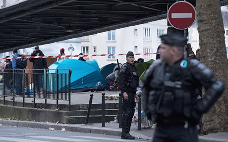 شخص هاجم امراتين بمطرقة في فرنسا صارخا 