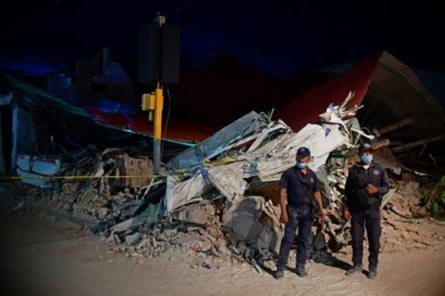 65 قتيلا في الزلزال واثنان آخران في الاعصار كاتيا في المكسيك