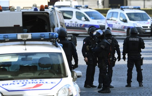 رجل يهاجم عسكريا فرنسيا في باريس بسكين دون التسبب بإصابات