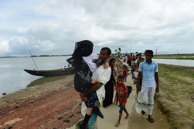 أطفال الروهينغا يفرون إلى بنغلادش دون معيل
