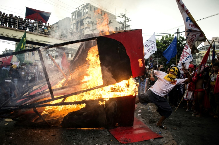 تظاهرات حاشدة مؤيدة وأخرى معارضة للرئيس الفيليبيني