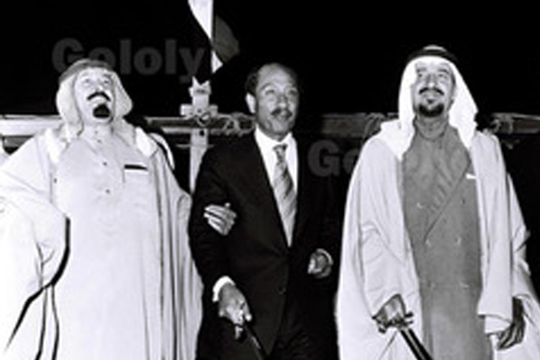 الرئيس السادات يرقص العرضة مع الملك خالد والملك عبدالله 