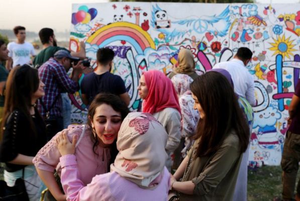 عراقيون يحتفلون بمهرجان 