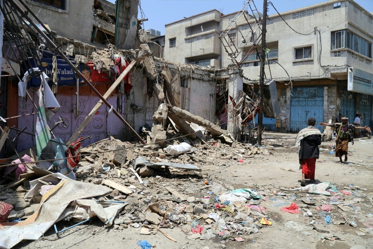 مقتل طفل وثلاثة فتية يمنيين بقصف على حي سكني في تعز